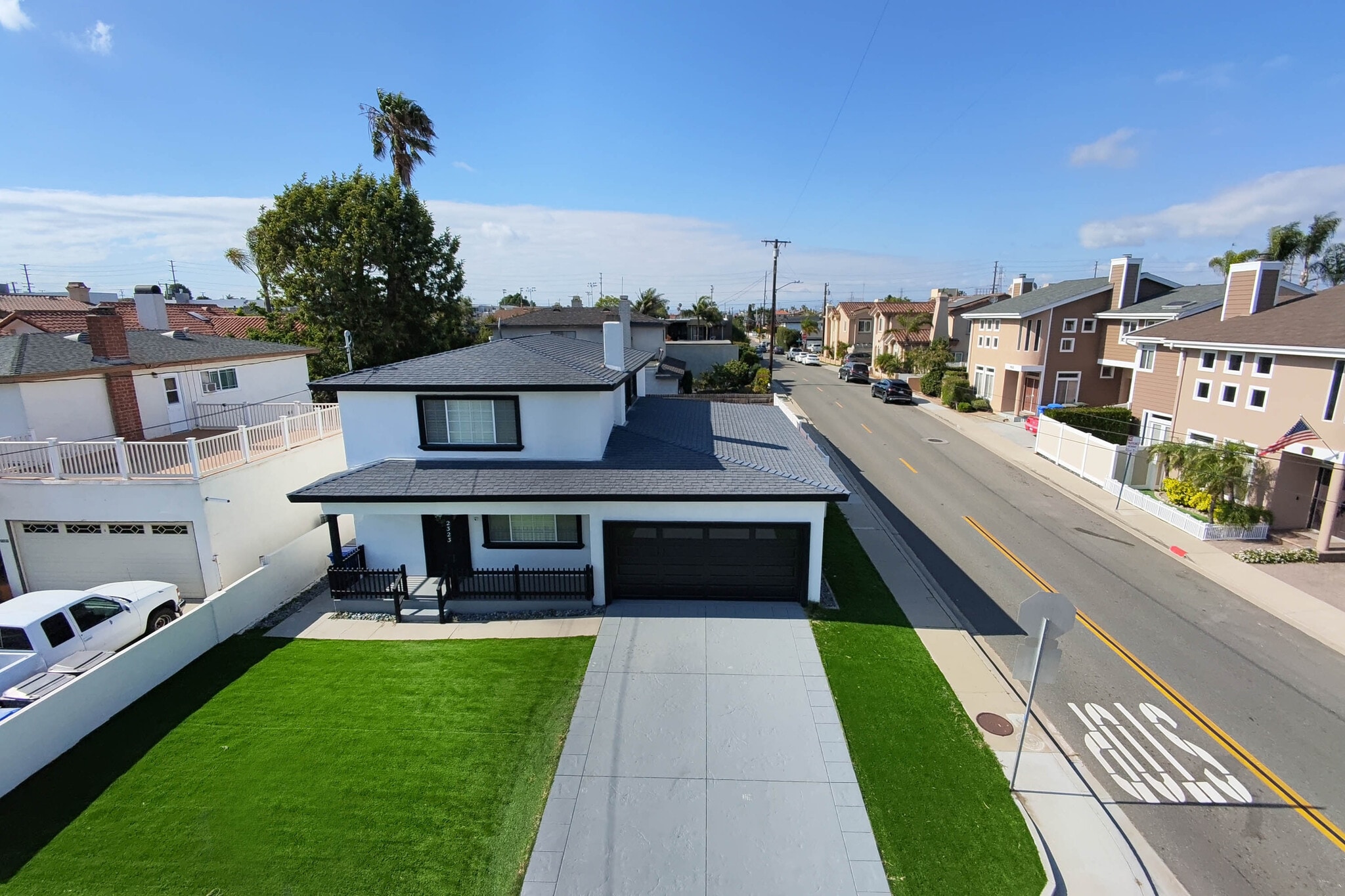 Contemporary curb appeal with low maintenance turf - 2323 Harriman Ln