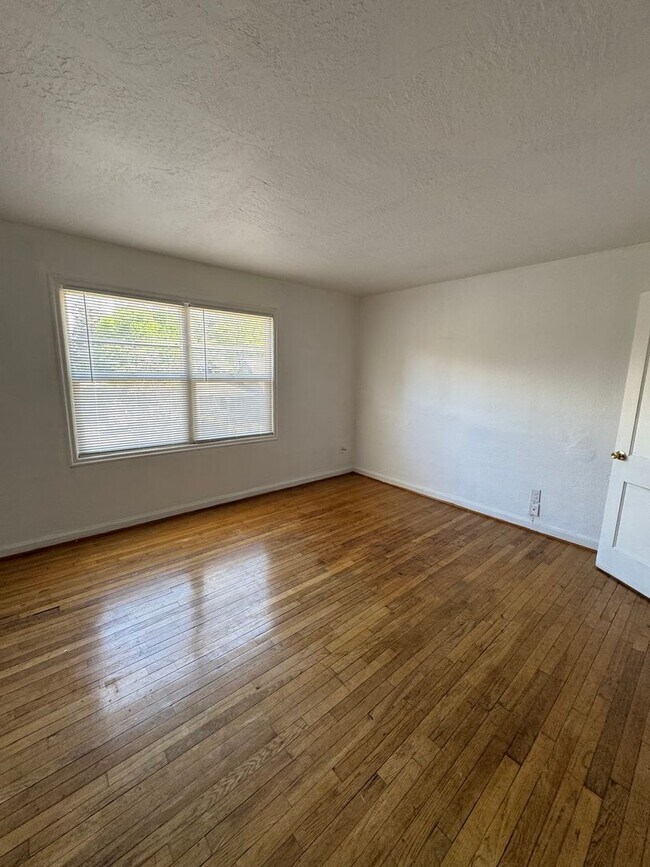 Building Photo - DEMJ620