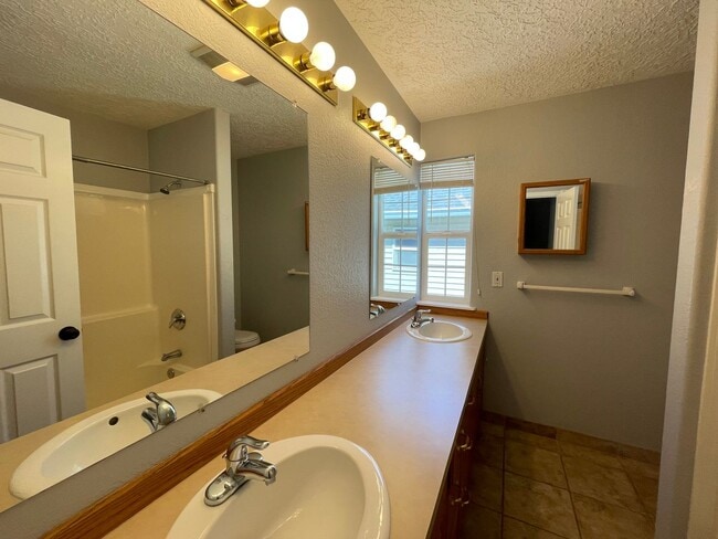 Building Photo - SE Home 3Bd/2.5Ba Home Close to the Willamette River off McLoughlin Blvd. 2 Car Garage and Washer...