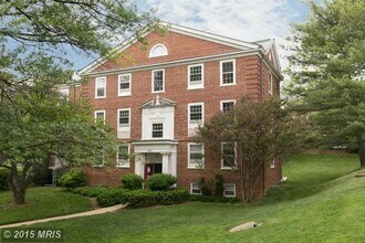 Building Photo - 1 Bedroom 1 Bath in McLean Gardens Just Off Wisc. Ave.!
