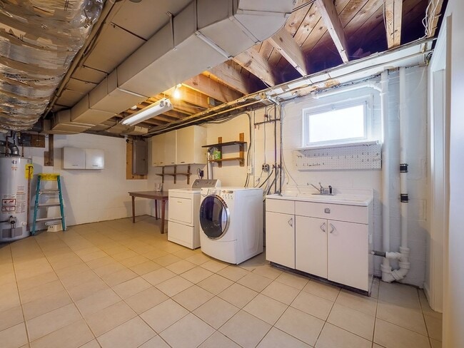 Building Photo - 2702 Navarre Dr