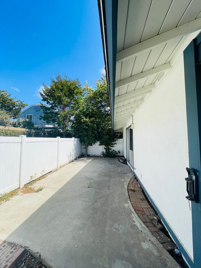 Building Photo - Beautiful 3 bedroom 2 bath single story wi...