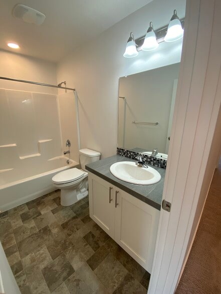 Full Bathroom - 835 S 25th Ave