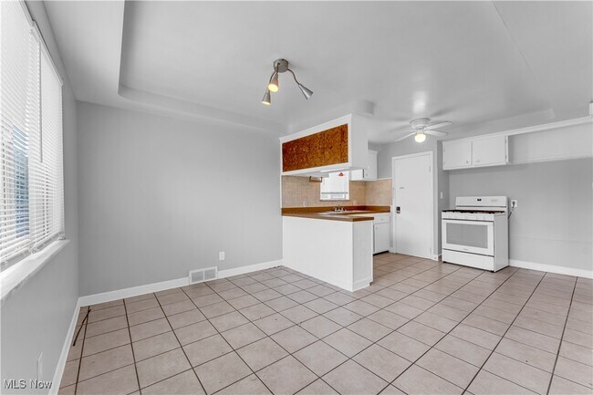 Building Photo - 10725 Vernon Ave