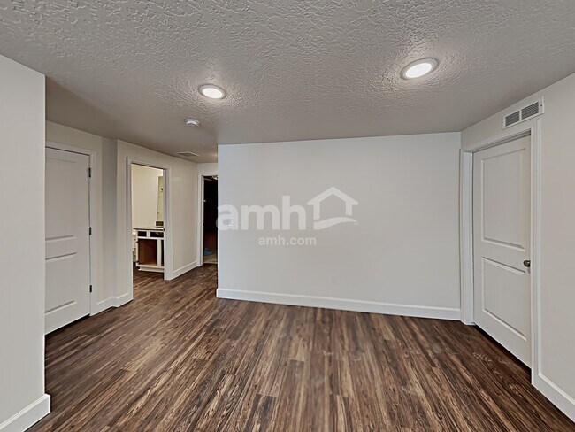 Building Photo - 1219 N Golden Spoke Dr