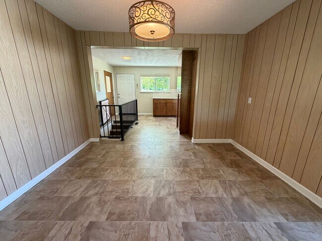 Building Photo - 3-bedroom 2-bathroom Single Family Home