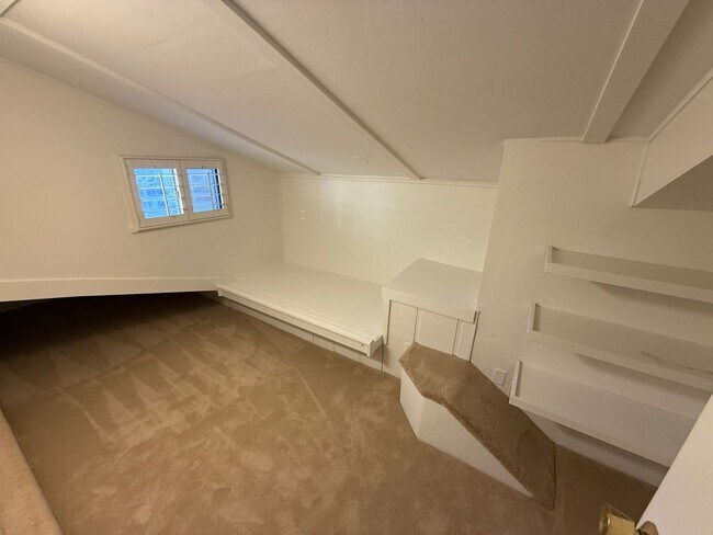 Building Photo - 4-Bedroom Plus Bonus Room Home with Golf C...