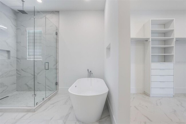 Building Photo - 16110 Pendio Dr