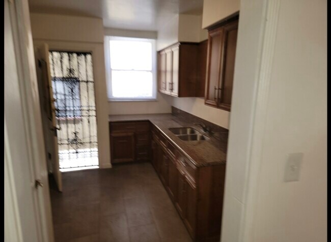 Building Photo - 1207 S Ridgeley Dr