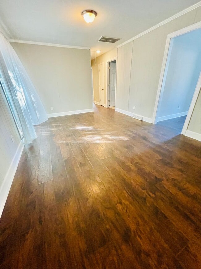 Building Photo - 3 bed 1.5 bath ranch style house *50% off the first month with a 12 month lease*