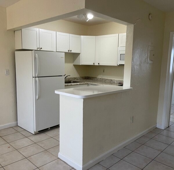 Building Photo - 1230 W 54th St