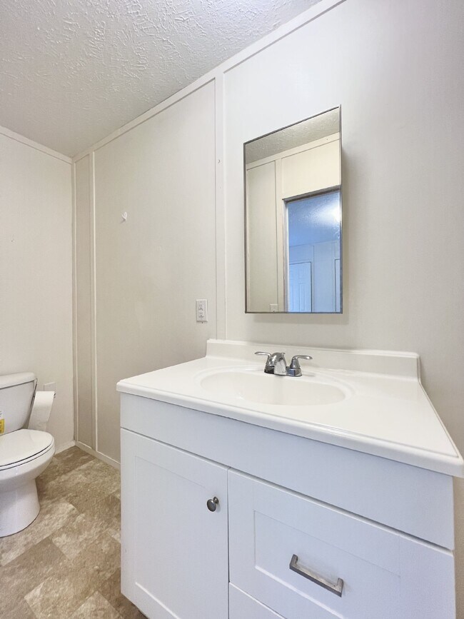 Building Photo - **COMING FIRST WEEK OF SEPTEMBER SPACIOUS 2 bd. 2 bath MOBILE HOME**