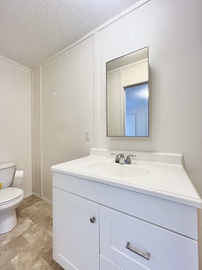 Building Photo - **Newly Remodeled spacious 2 bd. 2 bath Mo...