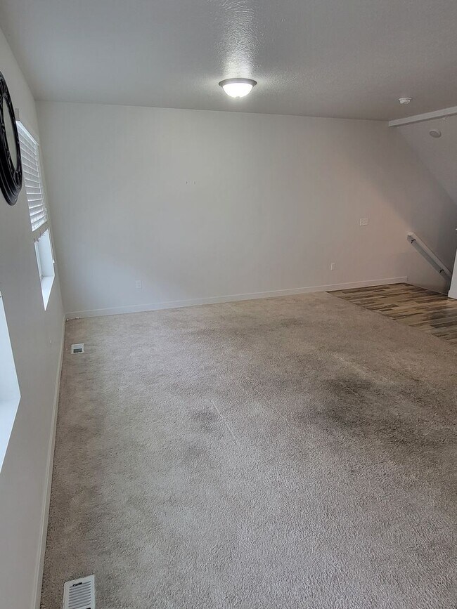 Building Photo - 4 Bedroom Town Home for Rent