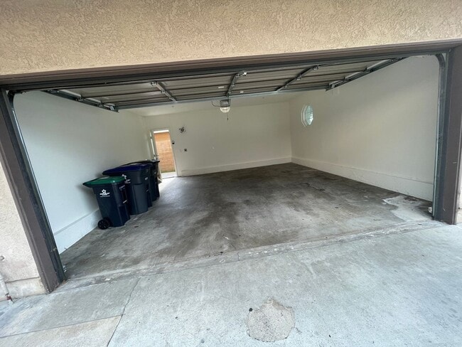 Building Photo - 924 S Cambridge St