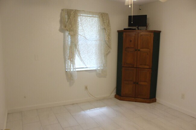 Building Photo - 3 Bedroom/2 Bath Home