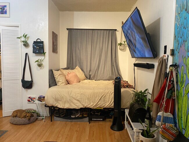 Building Photo - 939 E 4th St