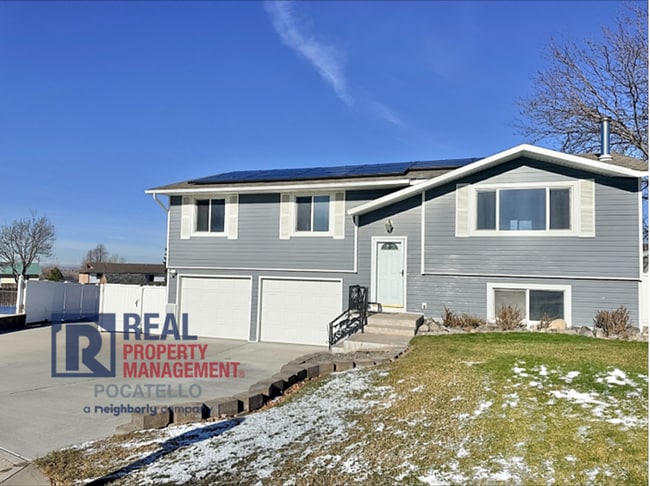 Building Photo - 4 bed 3 bath house - 2 car garage - RV parking