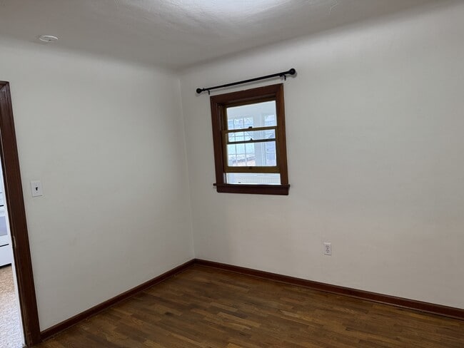 Building Photo - 907 Hewitt Ave