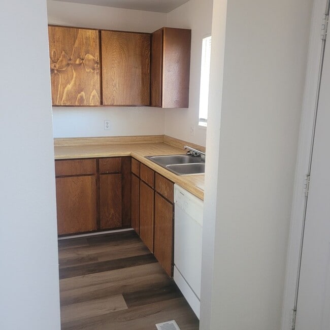 Building Photo - 2 Bed, 1 Bath Condo W/Detached 1 Car Garag...