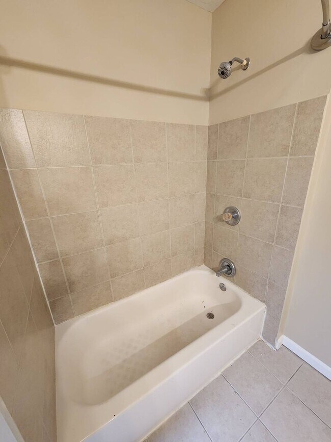 Building Photo - Charming 4-Bedroom Property in Prime Location