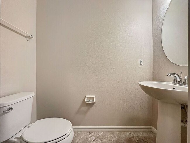 Building Photo - Spacious Townhome for Rent in Tapestry