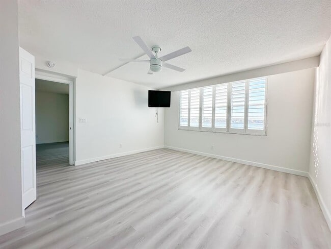 Building Photo - 7910 Sun Island Dr S