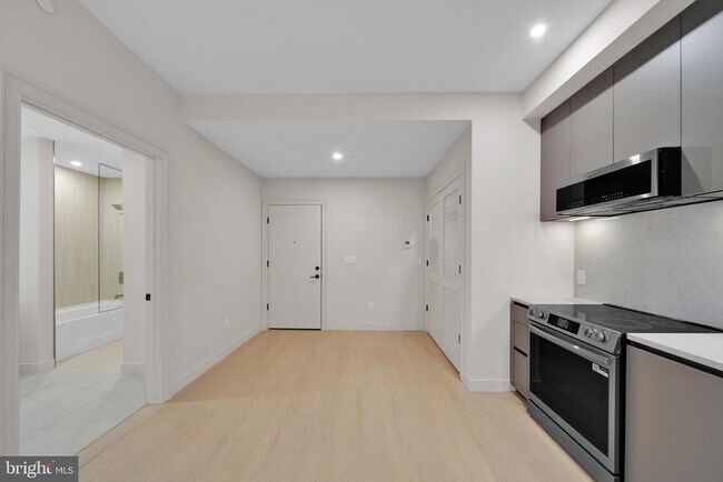 Building Photo - 2121 Ward Pl NW