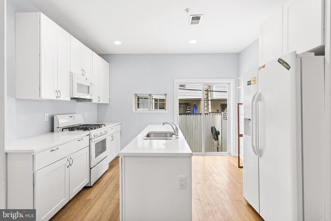 Building Photo - 2139 Latona St