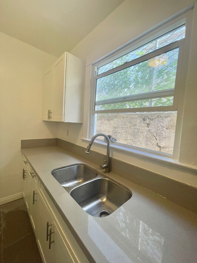 Building Photo - 335 Witmer St