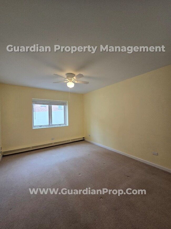 Building Photo - Dean Parkway  2bd-2ba Condo, Hardwood Floo...