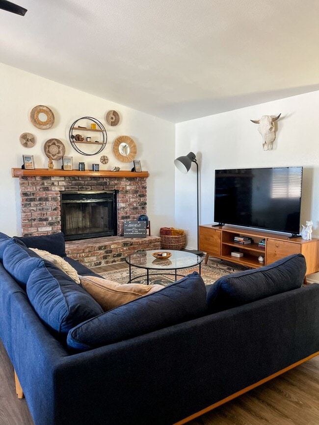 Building Photo - Fully Furnished 4 Bedroom in Sunmore Estat...