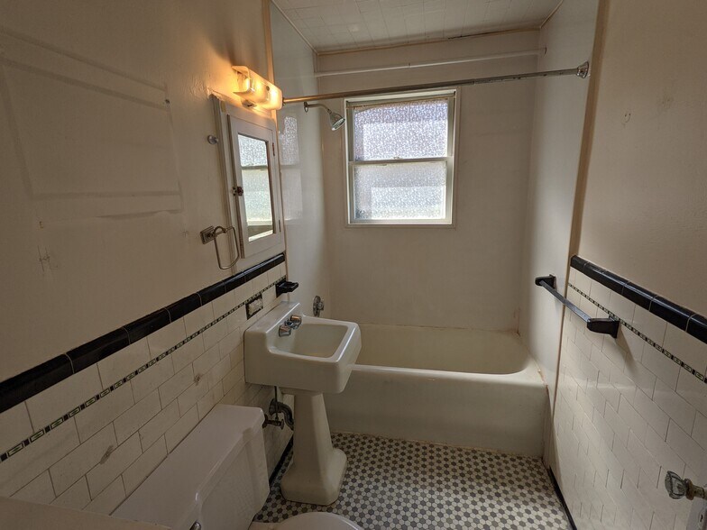 Building Photo - 74 Colborne Rd