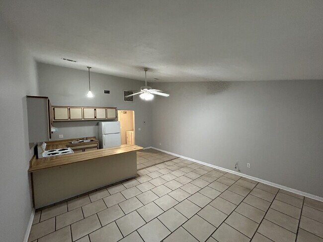 Building Photo - Perfect 1 Bedroom 1 Bathroom With Fenced In Backyard!