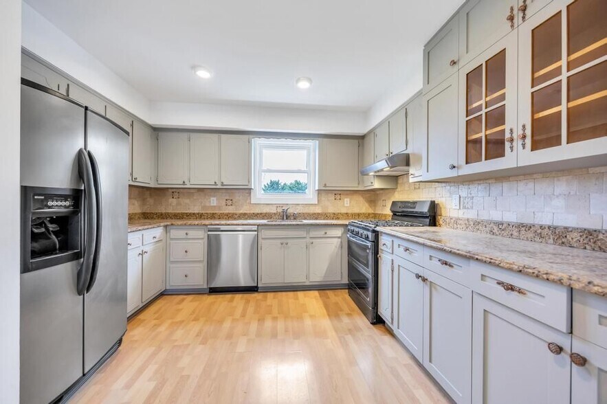 Building Photo - 405 Massapequa Ave