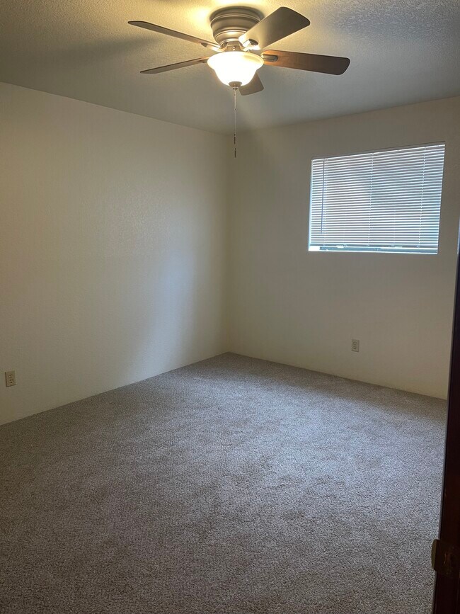 Building Photo - 2485 S Mountain View Dr