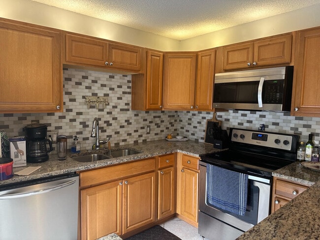 Building Photo - 1120 11th Ct