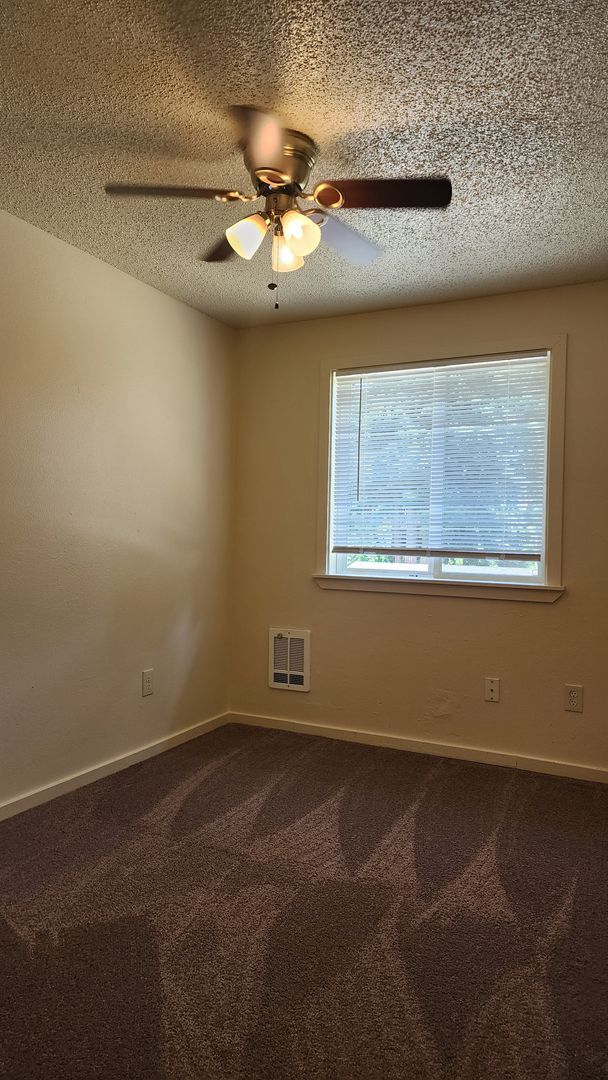 Building Photo - Steilacoom 4 Bedroom + Bonus Room!