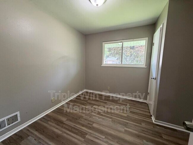Building Photo - 1654 Mowbry Ln