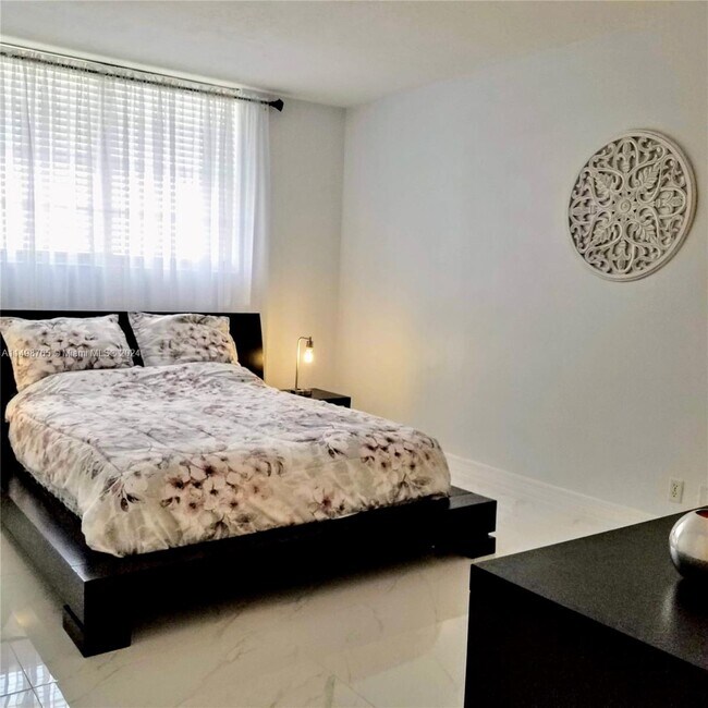 Building Photo - 3000 S Ocean Dr