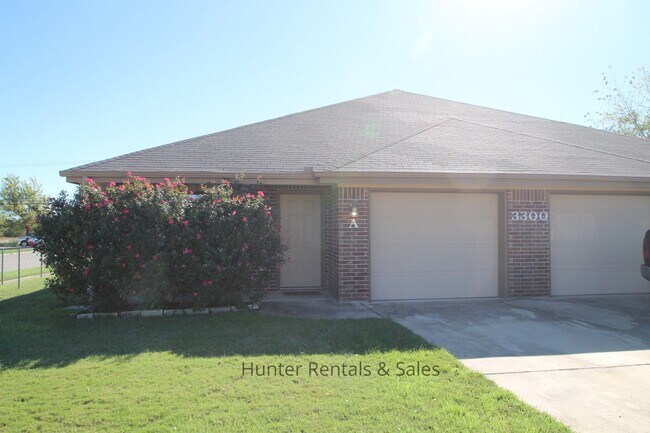 Building Photo - Spectacular Duplex--Won't last long!