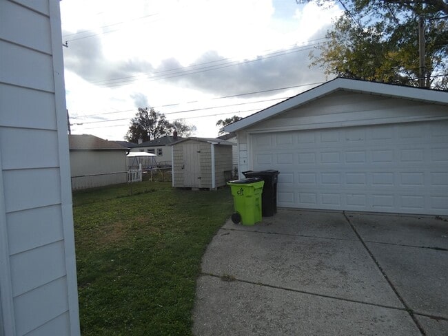 Building Photo - 26411 Belanger St