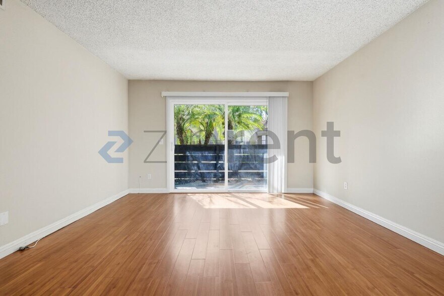 Building Photo - Unit B