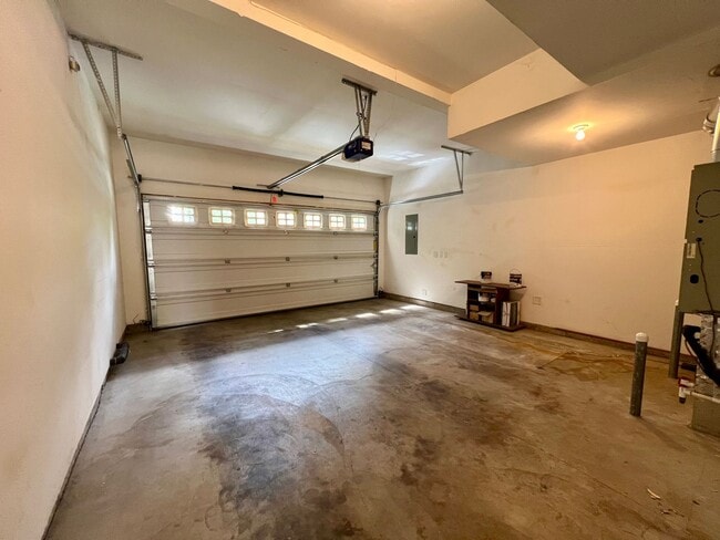 Building Photo - Beautiful 3-Bedroom Home in Hillsboro’s Desirable Arbor Roses Community!