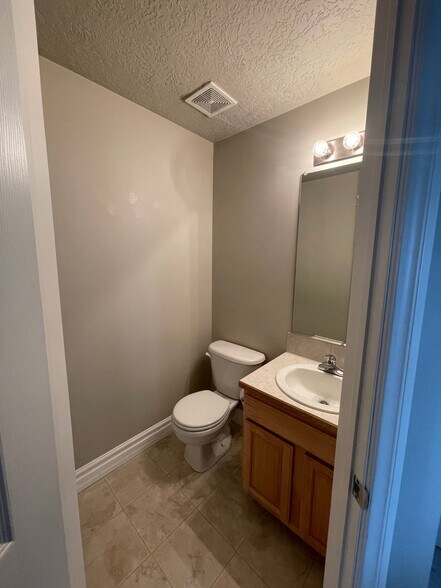 Building Photo - 1127 Elgin Ct