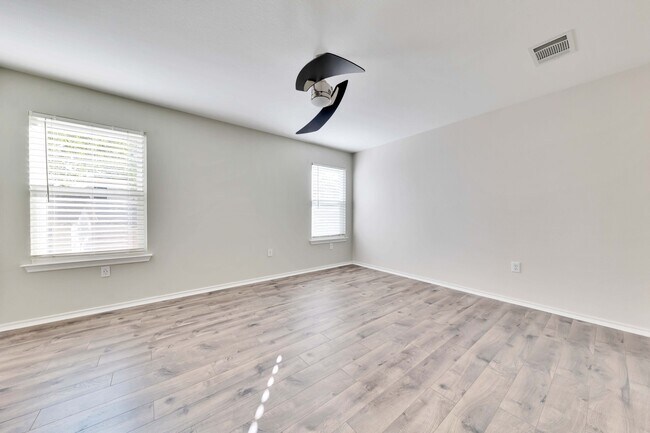 Building Photo - 5609 Silver Screen Dr