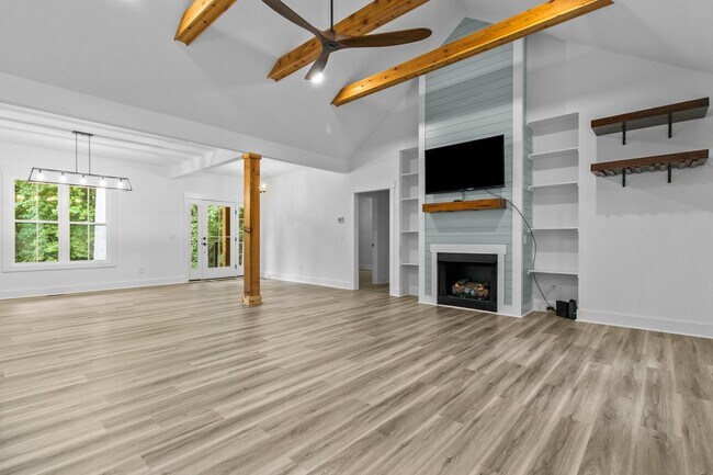 Building Photo - 14 Wisteria Way