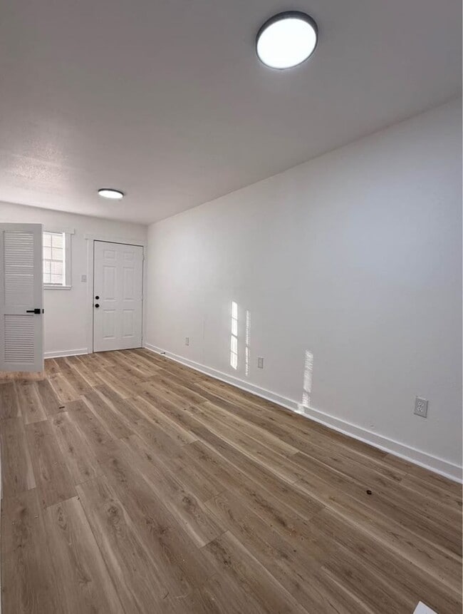 Building Photo - Charming Fully Remodeled 3-Bedroom, 1.5-Bathroom Home in Bryant – Modern Finishes and Large Yard!