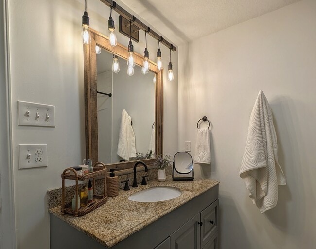 Building Photo - 317 Balsam Dr