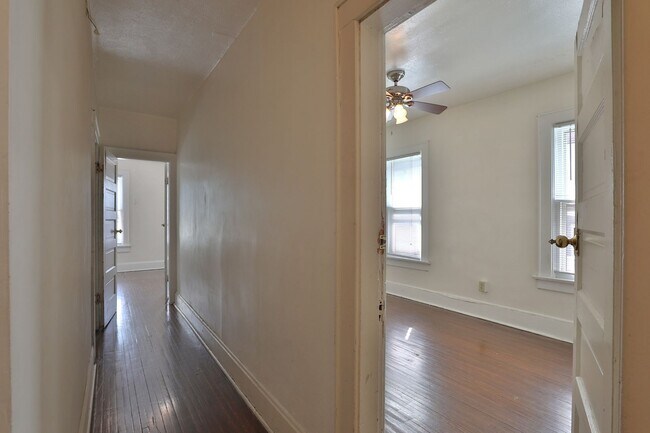 Building Photo - Central Campus - LARGE 4 Bedroom House with off-street parking